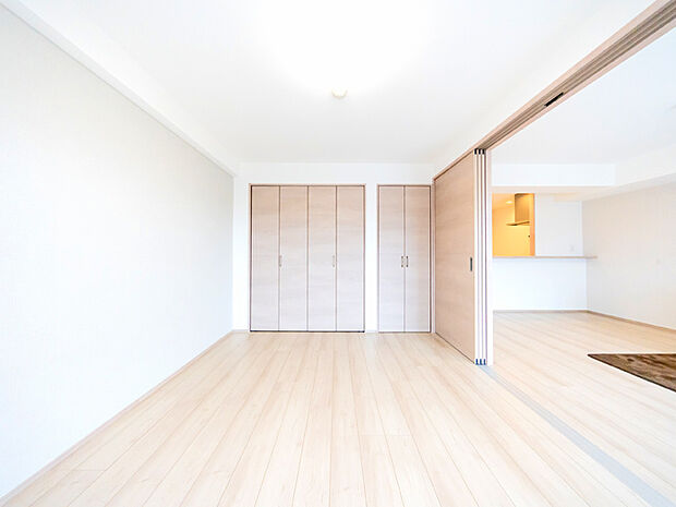 引戸で仕切られた洋室6帖。引き戸を開放してリビングと一体の空間としても使う事が出来る便利で使いやすいお部屋です。