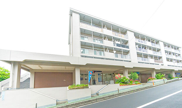 「京急富岡」徒歩6分の好立地！5階建て4階部分の3ＬＤＫです。駅周辺はスーパー、コンビニ、クリニックなど生活に必要な施設が揃っています。