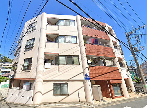 大規模修繕工事済みできれいな外観です。京急本線「杉田」駅徒歩５分。４階建て２階部分の３ＤＫのお部屋です。