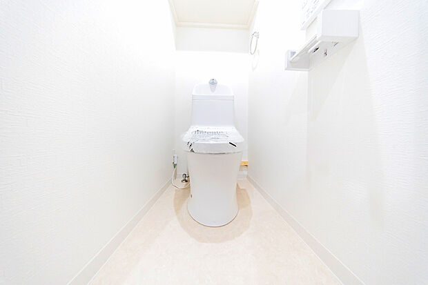 ホワイトを基調とした清潔感の溢れる空間に設置をされたトイレ。今回のリフォームで温水洗浄付便座に交換をしました。