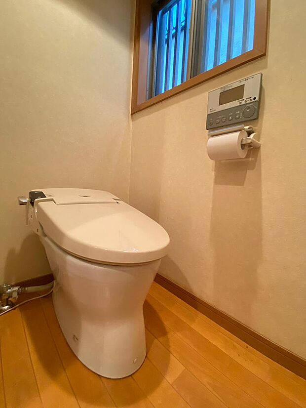 1階トイレはタンクレストイレ。手洗いも付いております。