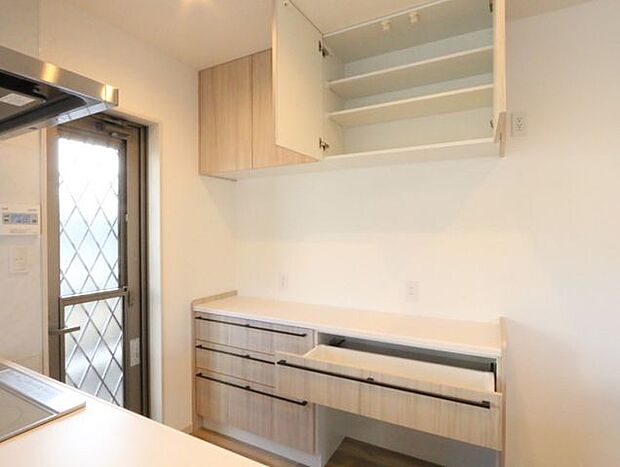 収納スペースがあるので、キッチンが広々と使えて片付けやすくなりますね！