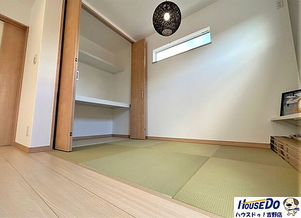 「続き間の和室」は子育て世代にこそ適しています。お子様のお昼寝スペースや、洗濯物をたたむ家事スペースにも便利です。客間やリビングの延長としても使えます。