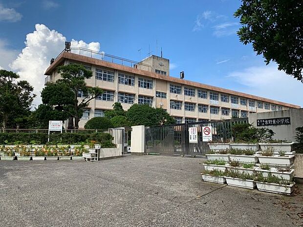 吉野東小学校吉野東小学校：児童数は約1182名、教員数は約61名です。（令和4年8月） 1600m