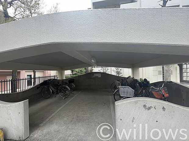 駐輪場になります。屋根がある為、雨の日も大切な自転車が濡れにくいのがうれしいですね。