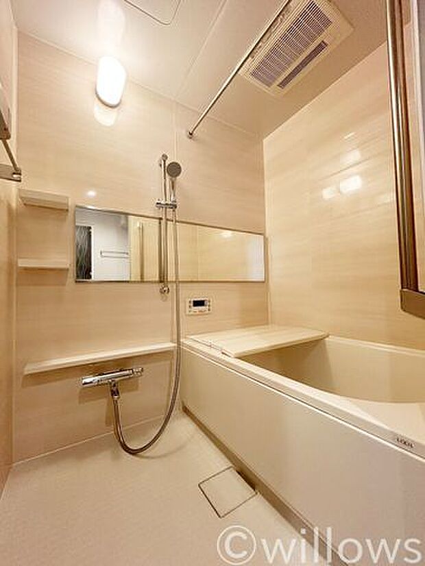 もっとお風呂が好きになる。お風呂に求める「心地いい」という瞬間のために使いやすさと上質な質感を両立するアイテムを備えた空間を演出。浴室暖房乾燥機、追い炊き機能付きのオートバス。