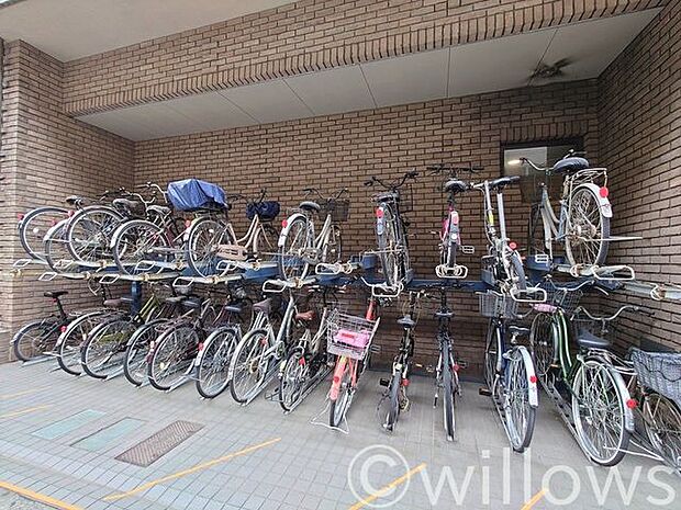 自転車は必需品という方も多くいらっしゃいます。見るとお子様を乗せる自転車も多く、このマンションコミュニティの雰囲気を教えてくれます。