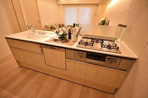 食器を洗っている間にお掃除など、様々なシーンで家事の時短に役立つ食洗機付きです。