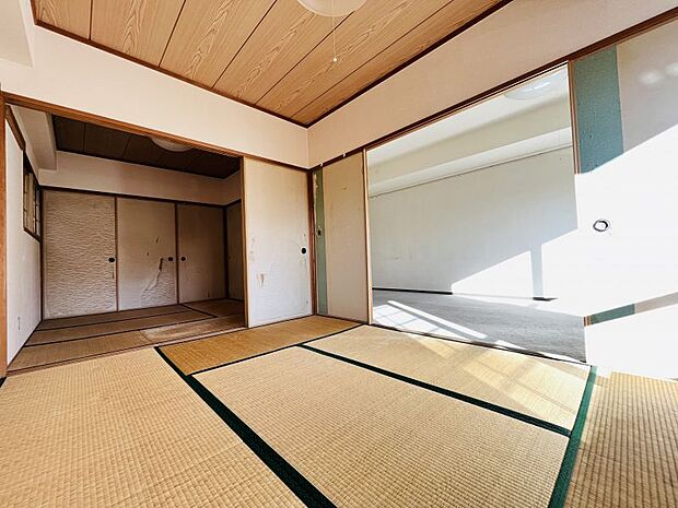 【和室約6.0帖】柔らかい畳の敷かれた和室は、お子様とゆっくりくつろげるお昼寝スペース。