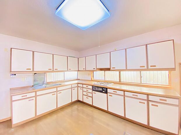 収納スペース・作業スペースが広いL型キッチン！