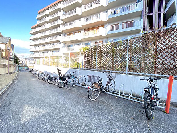 【駐輪場】屋外屋根なしと屋外屋根付きの駐輪場があります。ゆったり広々とした駐輪場は、自転車の出し入れがしやすいですね◎サイクルラックが設置されていて、整理整頓されておりご利用時も安心ですね。