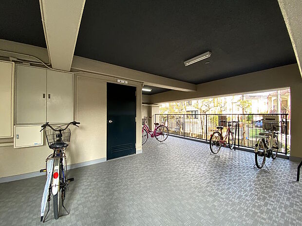 【駐輪場】屋内駐輪場は広いスペースにきちんと整理されており、自転車が雨にあたる心配がありません。周辺は整備された舗道が多く、自転車での移動がしやすいです。空き状況・月額利用料はお尋ねください。