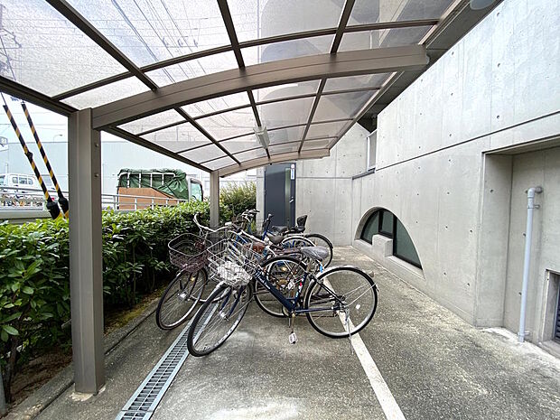 【駐輪場】月額１台２００円。屋根付きのため、大切な自転車を雨風から守ってくれます。また、雨の日の乗り降りがしやすいのも助かりますね。空き状況については確認が必要です。お気軽にお問い合わせください。