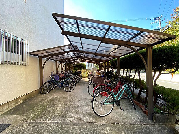 【駐輪場】しっかりとした屋根付きの駐輪場は、大切な自転車が雨にあたる心配もございません。保管も安心ですね◎空き状況や月額利用料については確認が必要ですので、ご利用の際はお問い合わせください。