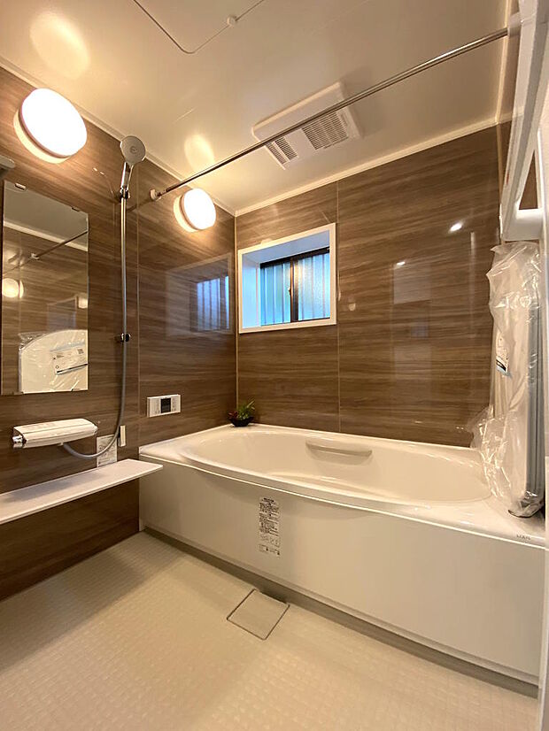 【浴室】落ち着いた木目調のパネルがアクセントになり、ゆったりとした空間でバスタイムを過ごせます。浴室に窓があるので、簡単に換気ができてカビ予防になります。夏場は、少し窓を開けると涼しく入浴できます◎