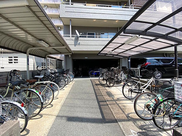 【駐輪場】大きな屋根付きで雨の日でも乗り降りしやすく助かります。自転車が雨にあたる心配もありません。周辺は平坦な道が多く、自転車での移動がしやすいです。空き状況や月額利用料についてはお尋ねください。