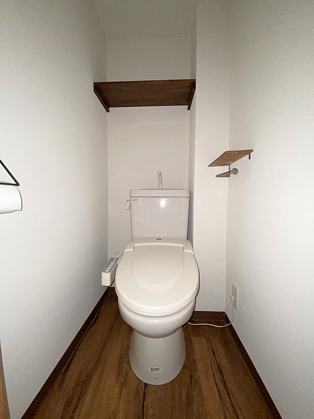 【トイレ】手洗い付き、温水洗浄便座付きトイレで、座った時にヒヤっとせず快適なトイレ時間が過ごせます。背面と側面には棚板があり、トイレ用品の収納に助かります。ペーパーホルダーもおしゃれなデザインですね♪