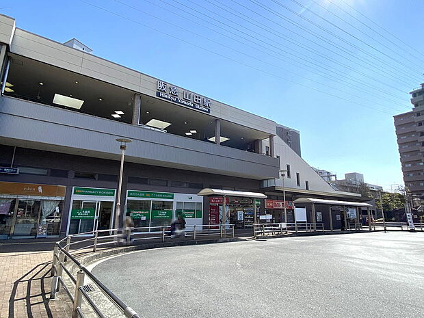 【最寄り駅】阪急千里線『山田』駅徒歩約３分です。駅周辺にはスーパーなどのお買物施設や飲食店、バス乗り場などが揃っています。時間帯によって大阪梅田まで乗り換えなしでアクセスすることも出来ます♪