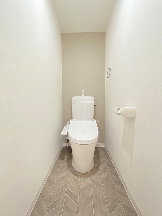 【トイレ】温水洗浄便座付きトイレで、座った時にヒヤっとせず年中快適なトイレ時間を過ごせます。壁、ペーパーホルダーなど全体が白色に統一されていて、清潔感があり落ち着きます。トイレも新調しています！