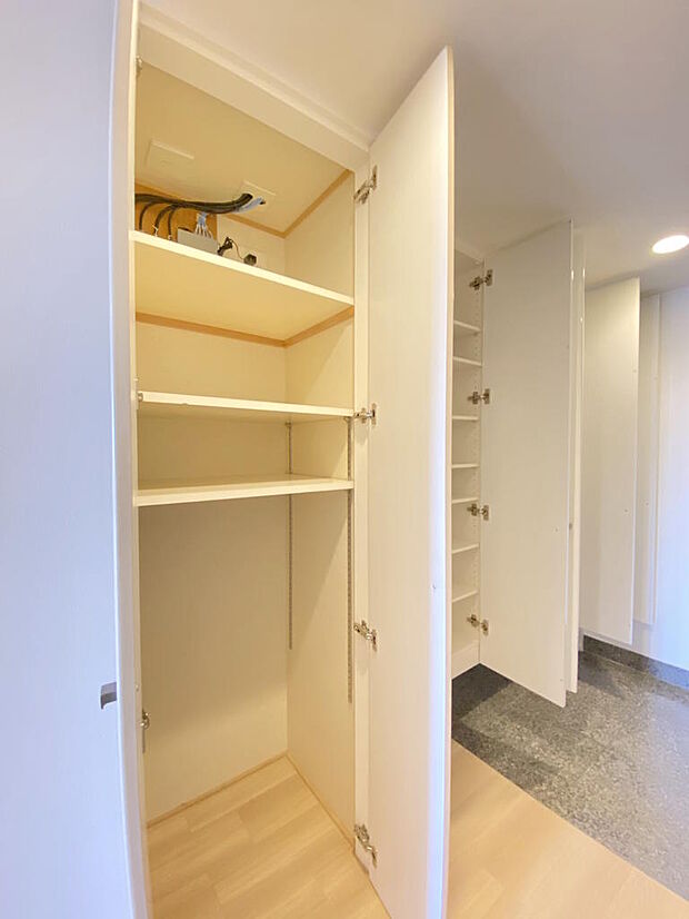 【廊下収納】廊下には棚付きの収納がございます。３段の可動棚は使いやすいように自由にカスタマイズできます。日用品のストックや、お掃除用具などを収納できる便利なスペースです。防災グッズなど置いても◎