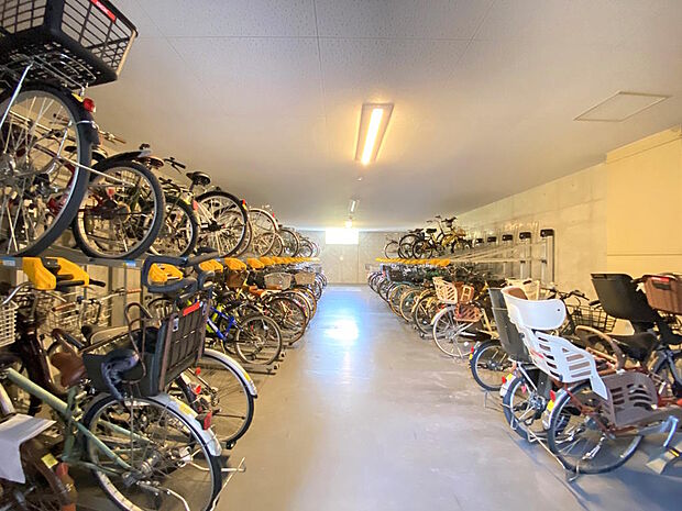 【駐輪場】自転車置場は屋内と屋外屋根付きがあります。雨の日でも乗り降りしやすく助かります。雨にあたる心配もございません。自転車は２５０円／月です。確認が必要です、ご利用の際はお気軽にお尋ね下さい。