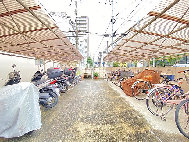 【駐輪場・バイク置き場】屋外にある駐輪場・バイク置き場です。屋根付きで雨の日でも乗り降りしやすく助かりますね。最新の空き状況や月額使用料については、お調べしますのでお気軽にお尋ねください♪