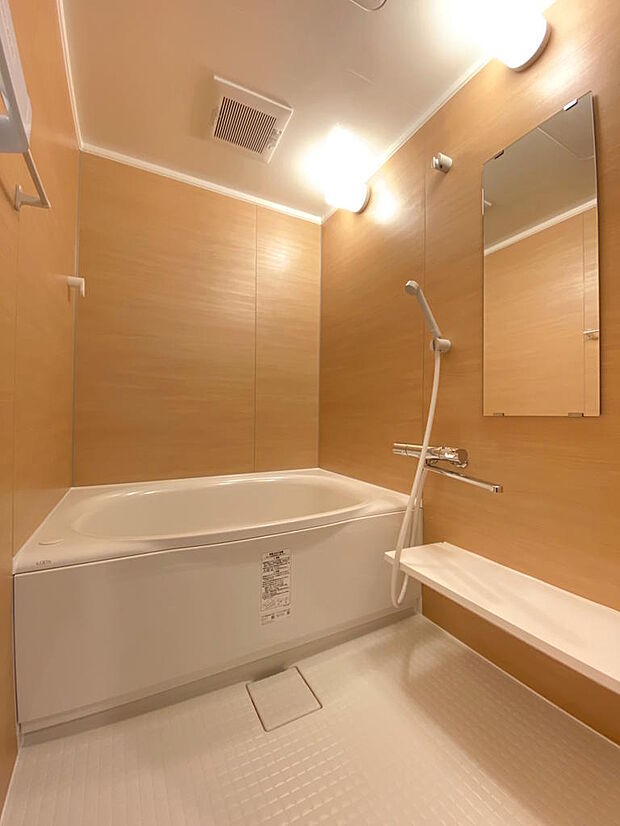 【浴室】広々としたバスルームです。棚が備え付けてあり、シャンプーやせっけんなどを置いたりするのに便利ですね。落ち着いた木目調のパネルがアクセントになり、ゆったりとした空間でバスタイムを過ごせます。