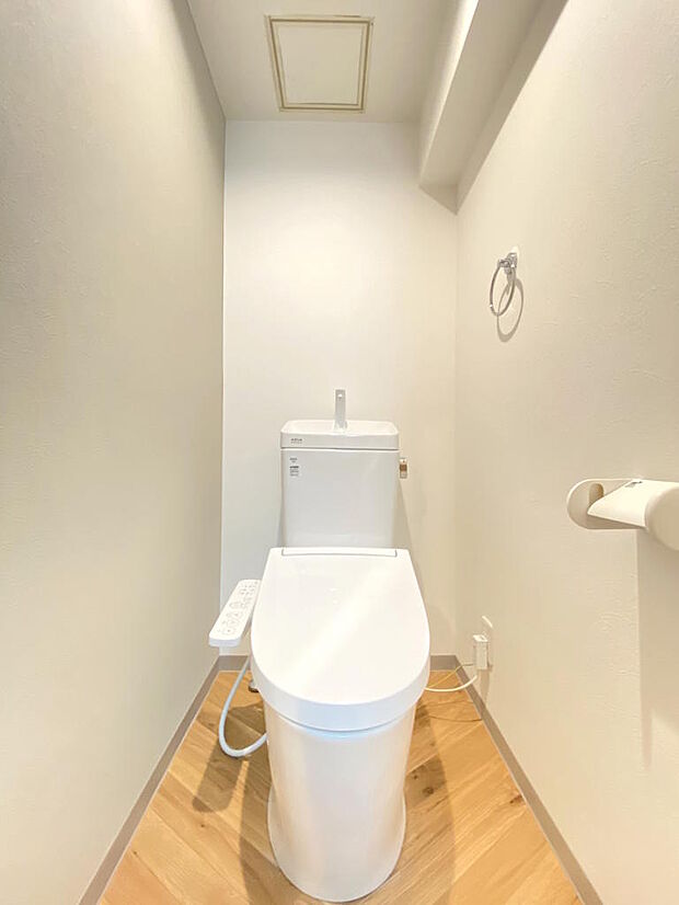 【トイレ】温水洗浄便座付きトイレで座った時にヒヤっとせず年中快適なトイレ時間を過ごせます。壁、天井、ペーパーホルダーなど全体が白色に統一されていて、清潔感があり落ち着きます。木目調の床がお洒落です♪