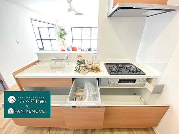 【キッチン】新設したばかりのきれいなシステムキッチンです。節水や時短に嬉しい食洗機付き◎オープンカウンターのキッチンは開放感があり、食事の準備や後片付けなど、ご家族一緒にできるのがいいですね♪