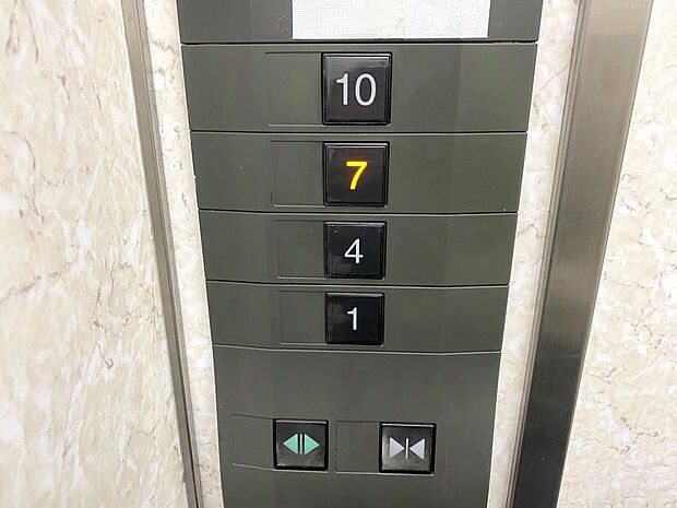 【エレベーター】スキップフロア構造のため、７階で降りて１階分の昇降が必要です。スキップフロア構造とは、エレベーター停止階の長い廊下を減らし、各住戸の採光や通風、プライバシーを確保するつくりです。
