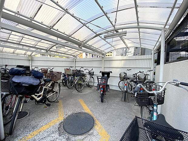 【駐輪場】屋根付きの駐輪場は、雨の日でも乗り降りしやすく助かります。大切な自転車が雨にあたる心配もありません。月額利用料は１００円です。最新の空き状況をお調べしますので、お気軽にお問い合わせください