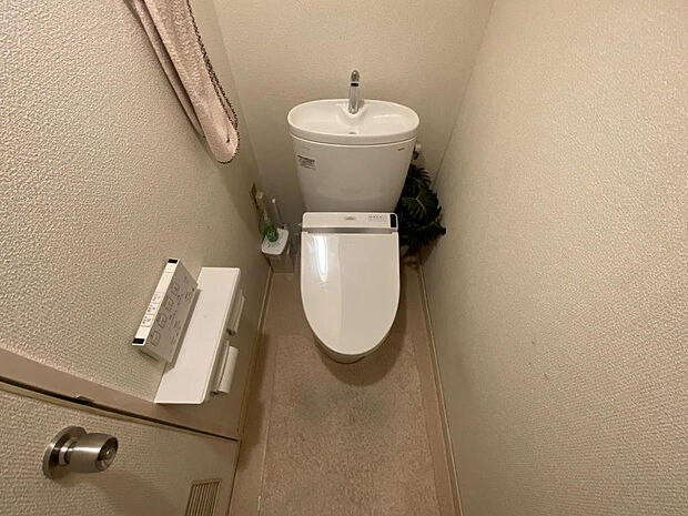【トイレ】温水洗浄便座付きトイレで、座った時にヒヤっとせず年中快適なトイレ時間を過ごせます。タオルハンガー、２連ペーパーホルダーもあります◎全体が白色に統一されていて、清潔感があり落ち着きます。