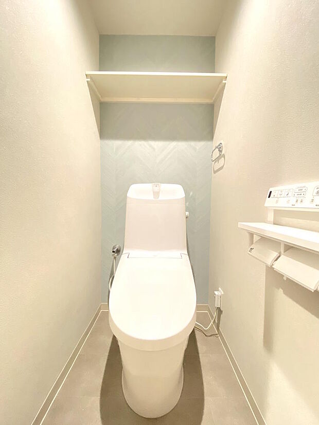 【トイレ】アクセントクロスがおしゃれな清潔感ある空間です。手洗い・温水洗浄便座付きのトイレで、座った時にヒヤっと冷たくならず快適な時間をお過ごしいただけます。タオルハンガーも取付けられています◎