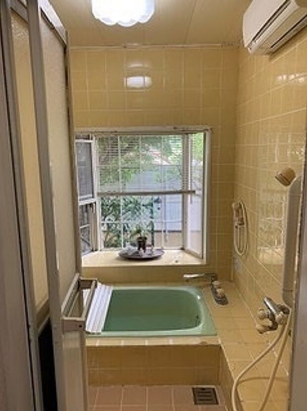 【浴室】浴室に窓があるので、簡単に換気ができてカビ予防になります。夏場は、少し窓を開けると涼しく入浴できますね◎植物に囲まれていて景色もよさそうです。エアコンがあり、ヒートショック予防になります◎