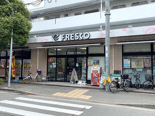 【スーパー】物件から徒歩約１１分のところに『フレスコ)桜井店』があります。食品のお買物は毎日のことなので、近くにあるととても便利ですね◎他にも、徒歩約１５分圏内にお買物施設が揃っていて助かります。