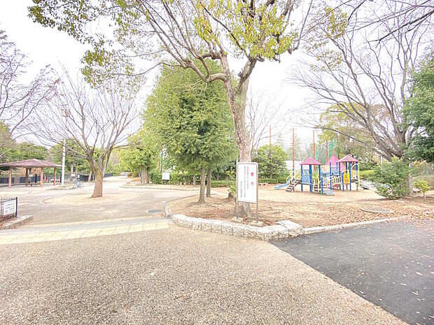 【公園】物件から徒歩約４分のところに『赤坂上池公園』があります。お子様に嬉しい複合遊具のある公園です。放課後の遊び場や、休日にちょっとお出かけしたいときなどに利用できます。ボール遊びもできそうですね。
