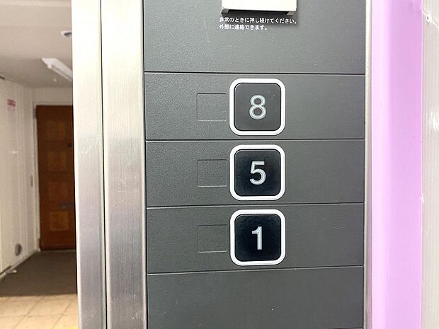 【エレベーター】スキップフロア停止階ですので、階段昇降の必要はございません。スキップフロア構造とは、エレベーター停止階の長い廊下を減らし、各住戸の採光や通風、プライバシーを確保する造りです。