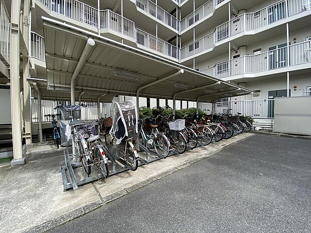 【駐輪場】月額２００円。屋根付きの駐輪場で大切な自転車も安心です。サイクルラックが設置されていますので、整理整頓されていて自転車の出し入れもしやすいです◎空き状況は、お気軽にお問い合わせください。