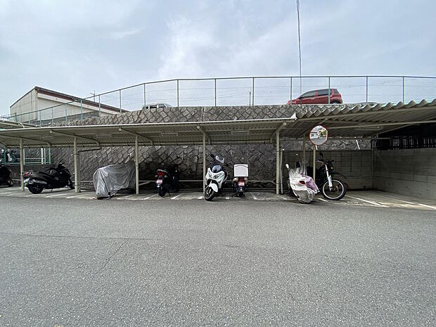 【バイク置き場】月額５００円〜１０００円。屋根付きのため大切なバイクが雨にあたる心配もありません。区画毎に白線が引かれていて駐輪位置が分かりやすく整理整頓されています。空き状況はお問い合わせ下さい。
