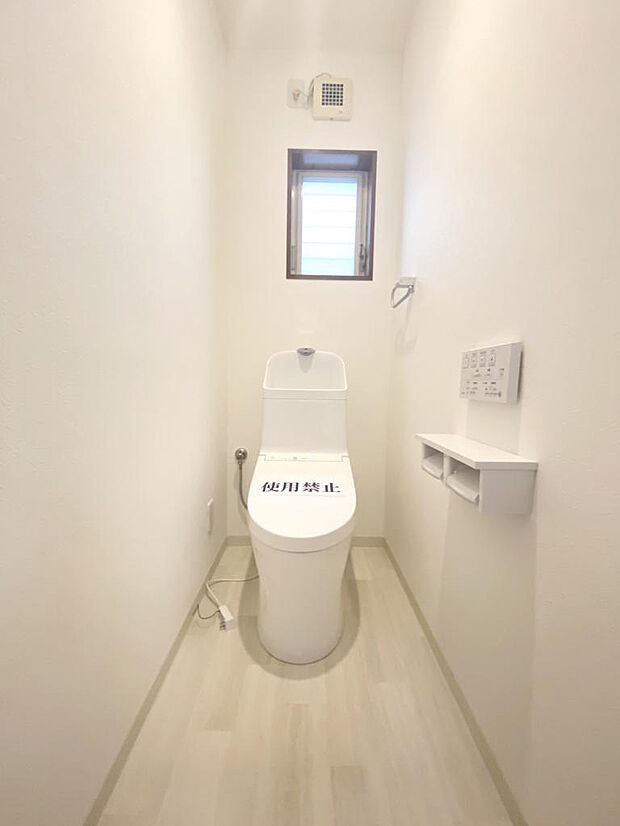 【トイレ２】トイレは１・２階に２ヶ所ありますので、来客時や忙しい朝に助かりますね。どちらも窓があり、空気の入替もしやすいです。水が背面に飛び散りにくく、お掃除しやすいタンク一体型の温水洗浄便座です。