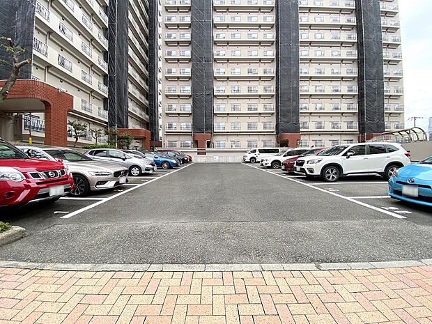 【駐車場】敷地内にはお車の出し入れがしやすい平面駐車場があります。空き状況や月額使用料については都度確認が必要です。近隣の月極駐車場をお探しすることも可能ですので、お気軽にお問い合わせください。