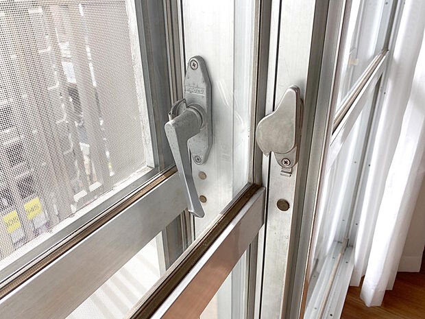 【二重サッシ】バルコニー側の窓は二重サッシです。ガラスを二重にして間に空気の層を作ることで断熱性を高め、結露防止・省エネにもなります。また防音・遮音や防犯に高い効果を発揮し、より安全に生活できます。