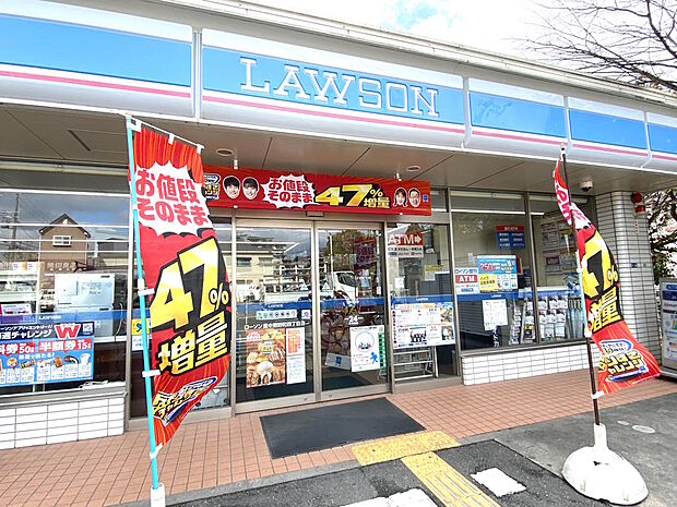 【近隣コンビニ】ローソン豊中熊野町４丁目店までは徒歩約４分です。普段のお買物から公共料金の支払いや宅配サービスの利用など幅広く利用することが出来ます。駐車場もありお車でも気軽に立ち寄れます♪