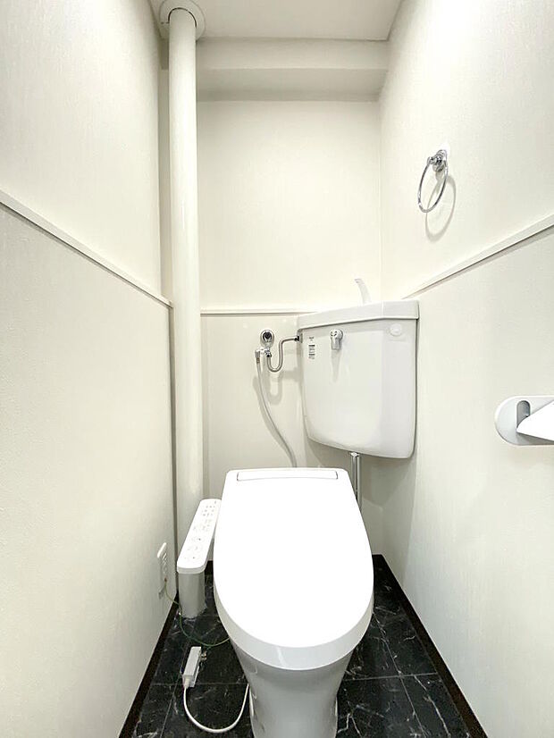 【トイレ】手洗い付き、温水洗浄便座付きで、座った時にヒヤっとせず快適なトイレ時間が過ごせます。ウォシュレットの操作が手元でできて便利ですね。右側の壁にはタオルハンガーが備え付けてあり助かります。