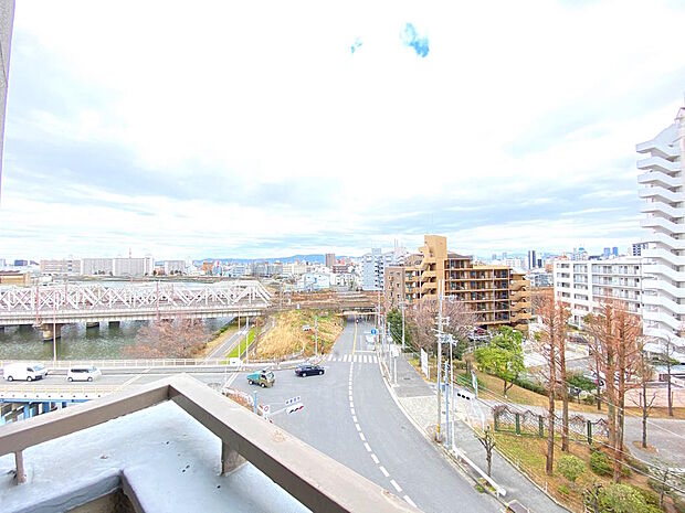 【眺望】１１階建７階で前面に大きな建物もなく、遠くまで見渡すことができます。家事の合間などにホッと一息つきながら、景色を眺めるのもいいですね。JR京都線の往来や神崎川を見てリフレッシュできそうです♪