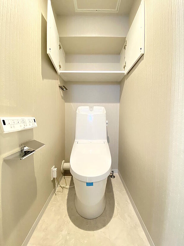 【トイレ】トイレ奥上部に扉付きの収納が付いています。トイレットペーパーやお掃除グッズなどがすっきりと片付きます。温水洗浄便座付きトイレで、座った時にヒヤっとせず年中快適なトイレ時間を過ごせます。