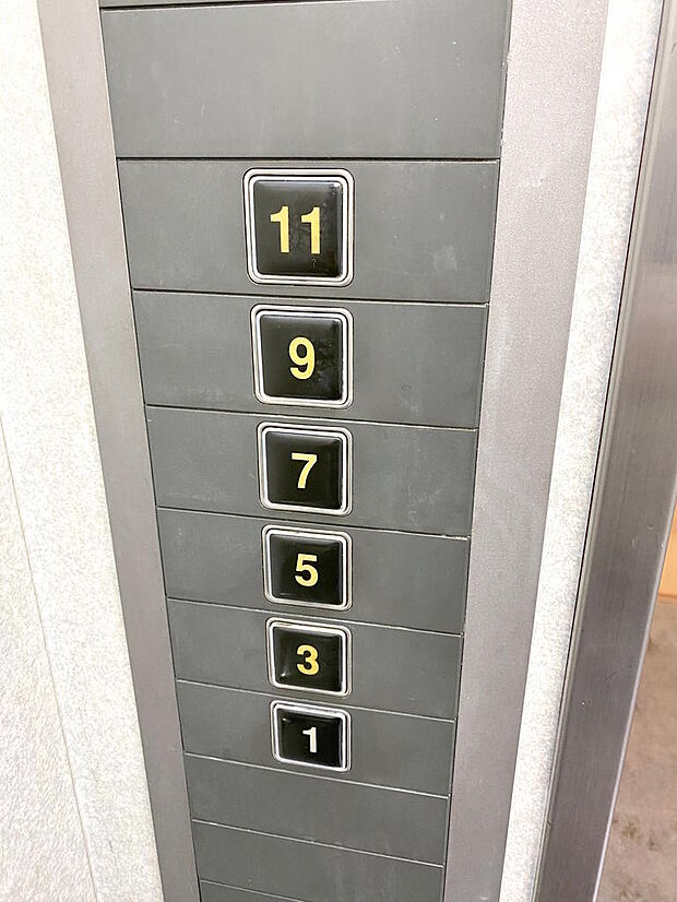 【エレベーター】エレベーターは１基で、１、３、５、７、９、１１階の奇数階にのみ停止します。３階までエレベーターで行くことができますので、ご高齢の方も安心です。外にモニター付きで防犯面も安心ですね◎