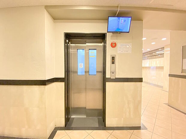 【エレベーター】エレベーターは１基です。ベビーカーや車椅子の方はもちろん、重い荷物を持った時などは特に、エレベーターがありがたいですね。中の様子が見られる大きなモニターがついていて安心です。