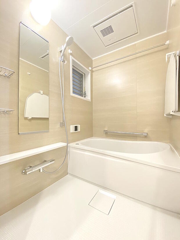 【浴室】窓のある浴室は換気もできて長風呂も楽しめますね◎浴室乾燥機付きで、花粉の季節や雨の日などの室内干しの強い味方です。大きな浴槽では足を伸ばしてゆったり癒しのバスタイムをお過ごしください。