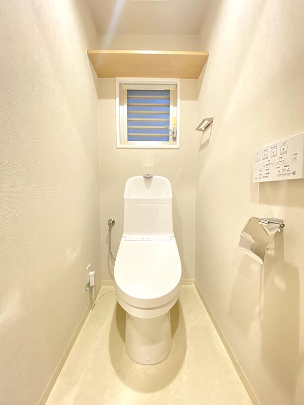 【トイレ】窓のあるトイレは換気がしやすく快適です。手洗い・温水洗浄便座付きのため、座った時にヒヤっと冷たくならず快適なトイレ時間をお過ごしいただけます。上部には固定１枚棚が設置されていて収納も◎
